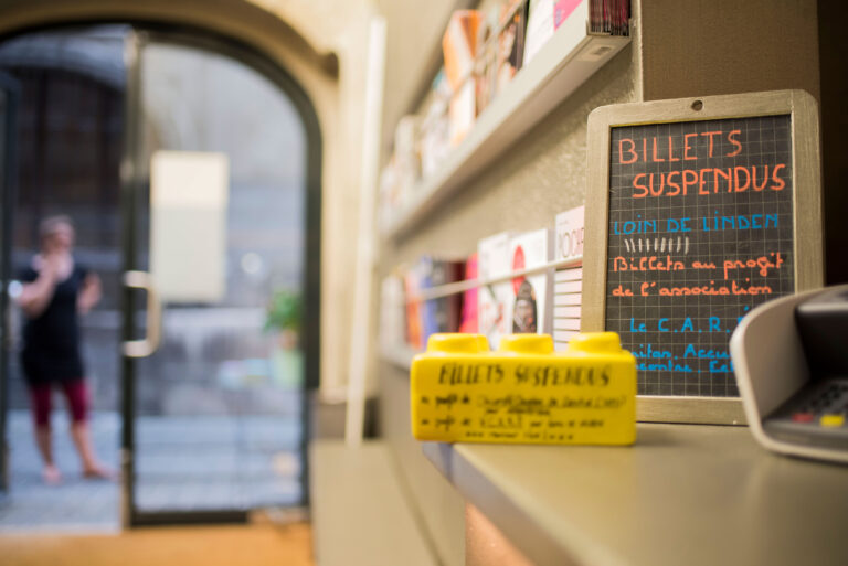 Au tour du théâtre et des libraires d&rsquo;offrir des «suspendus»