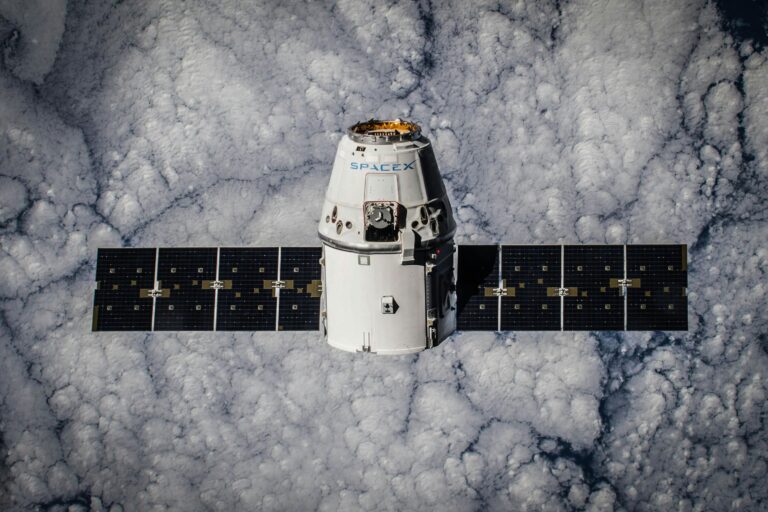Constellations satellitaires, bras armés de l’espace et d’Internet